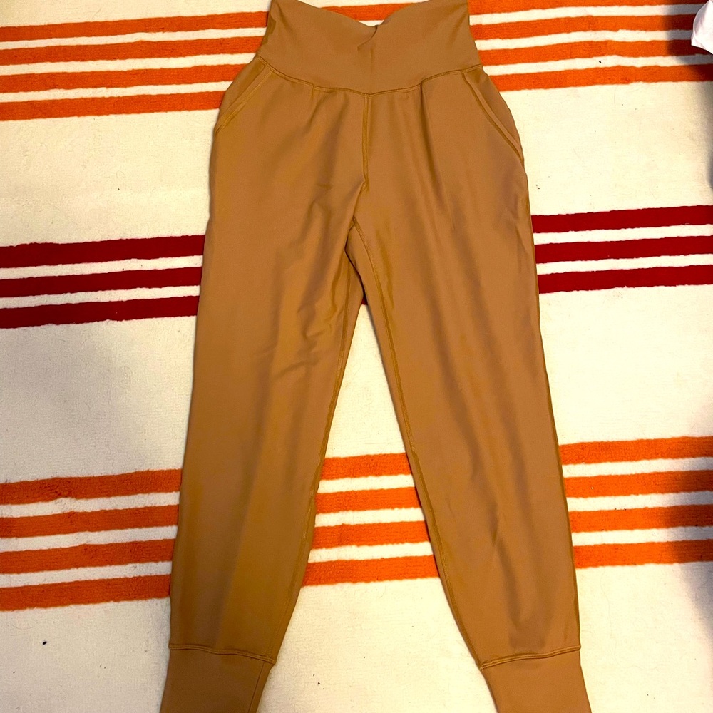NWOT Old Navy Bronze High Waisted Yoga Joggers Size Small